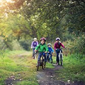 Kinderen op de fiets in bos.jpg